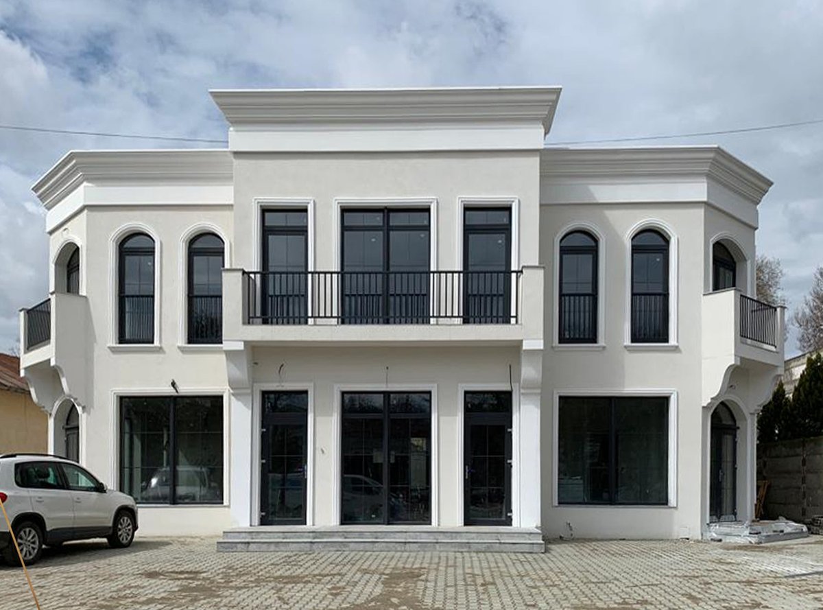 Cladire comerciala cu tamplarie PVC si arcade — proiect finalizat TERMOCLASS.