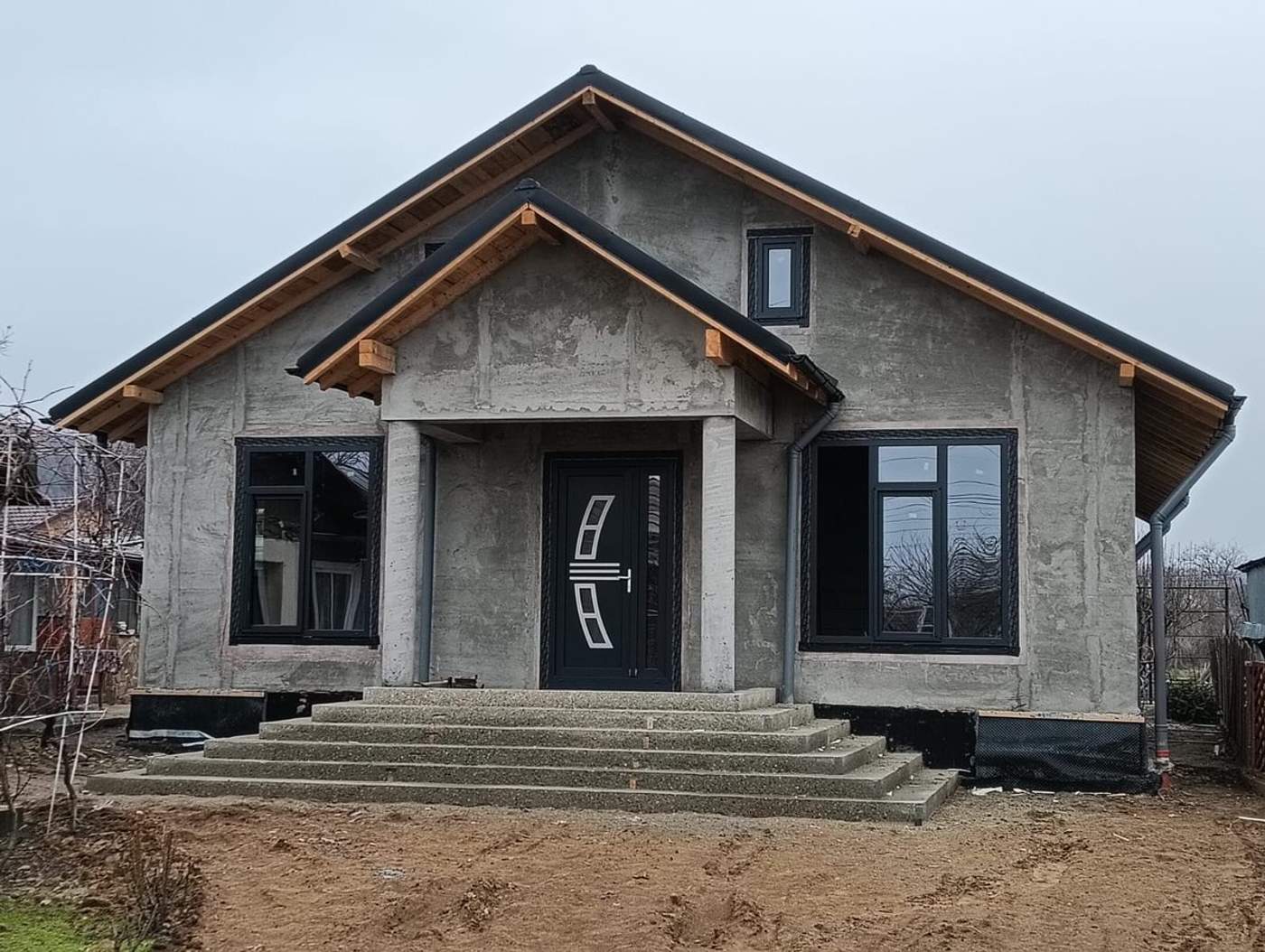 Casa cu tamplarie PVC antracit — proiect complet cu usa intrare si ferestre.